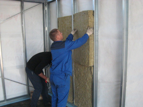 Filling the space under the insulation