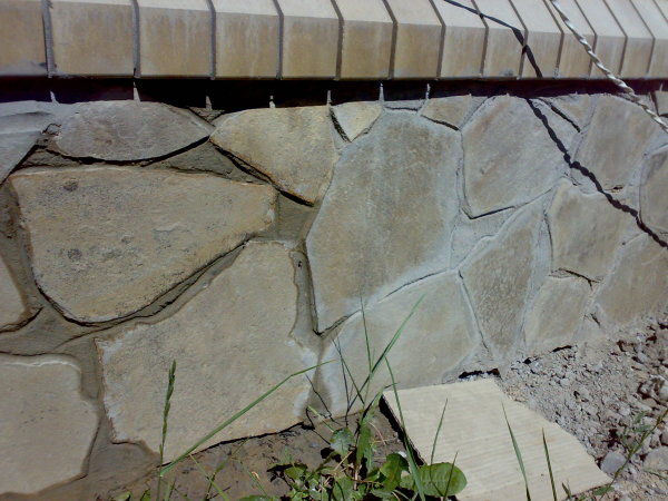 Torn stone in the decoration of the strip foundation