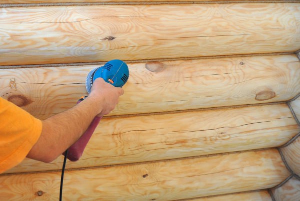 Grinding a log wall