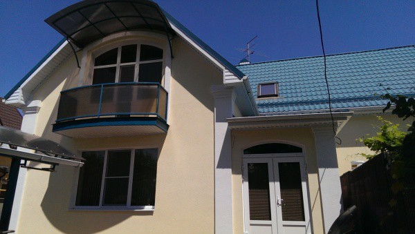 Bayramiks: marble plaster in the decoration of the facade of a private house