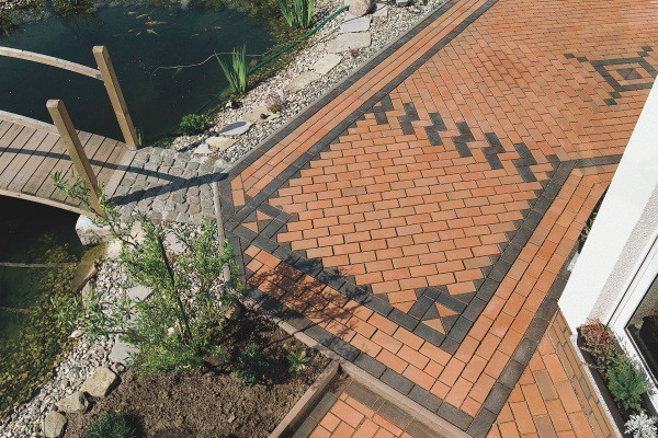 Clinker paving slabs in landscaping