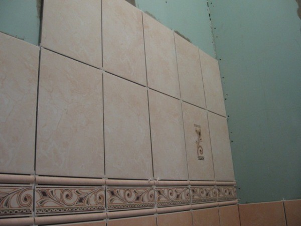 Wall cladding with ceramic tiles on glue