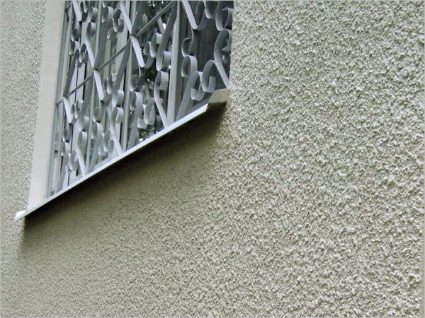 Mineral plaster on the facade of the house