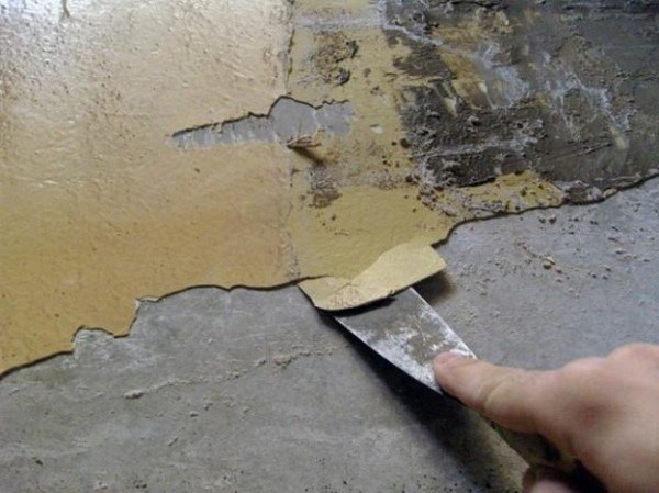 Cleaning brick from plaster with a spatula