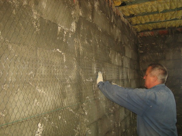 Plaster on a metal chain-link mesh