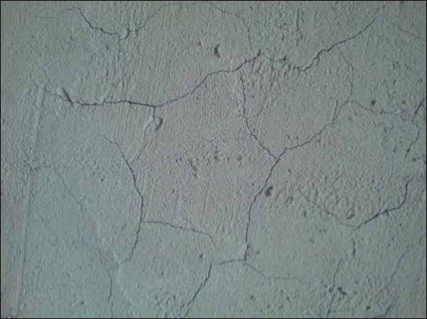 Mineral plaster cracks