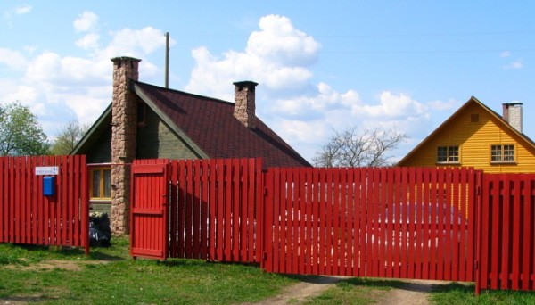 The better to paint a wooden fence