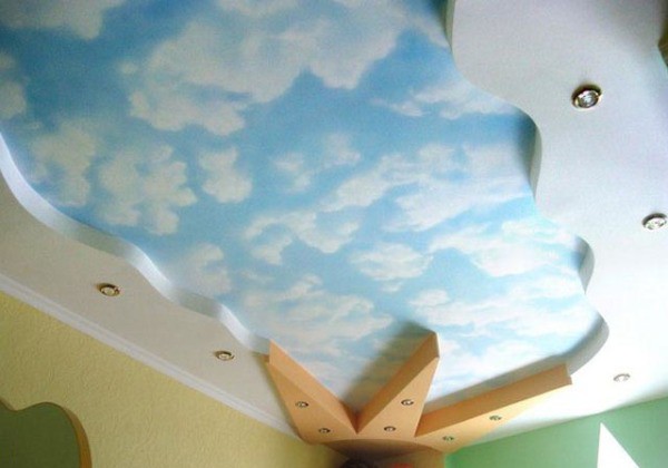 Celestial wallpaper on the ceiling is well suited for a children's room