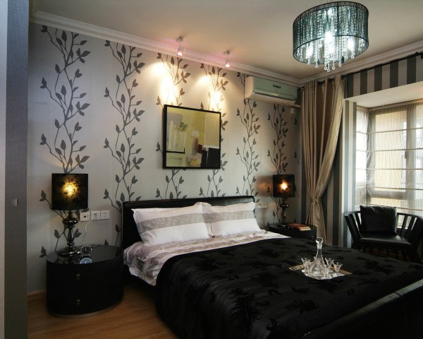 Combined wallpaper in a contrasting bedroom