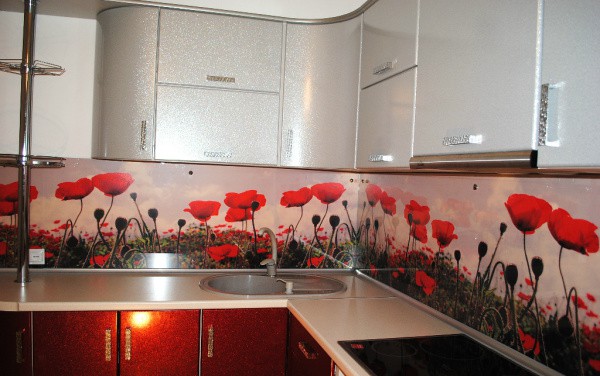 Poppies on the apron of the working area of ​​the kitchen