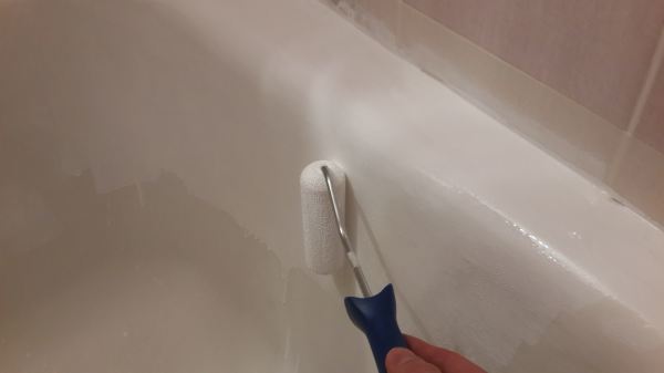 One of the ways of painting the bathtub is with a roller, but this requires some experience in such work.