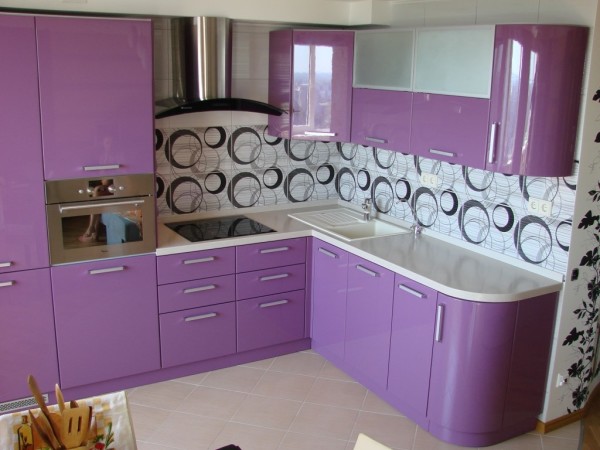 Light purple kitchen with gray wallpaper