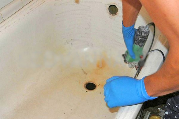 Cleaning the bath with a grinder