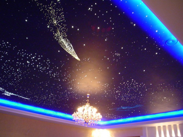 The starry sky on the ceiling, highlighted, will decorate any room