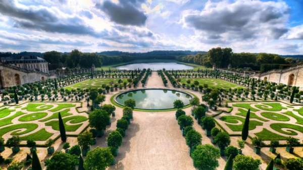 Wall mural overlooking the palace of Versailles