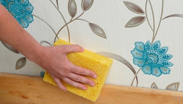 Wash the wallpaper with a sponge.