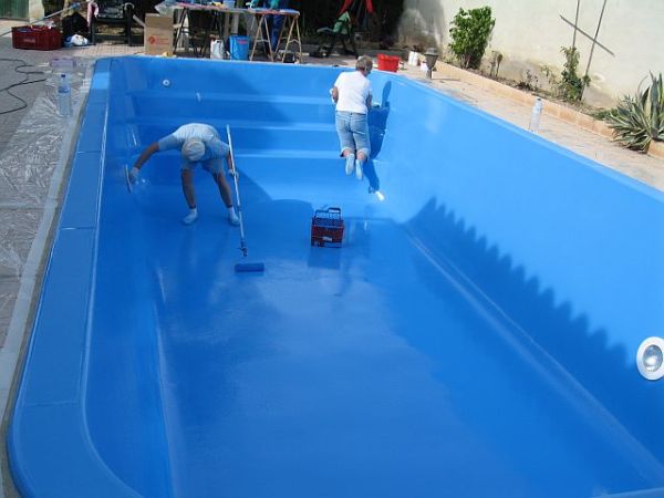 Painting the pool bowl with rubber paint