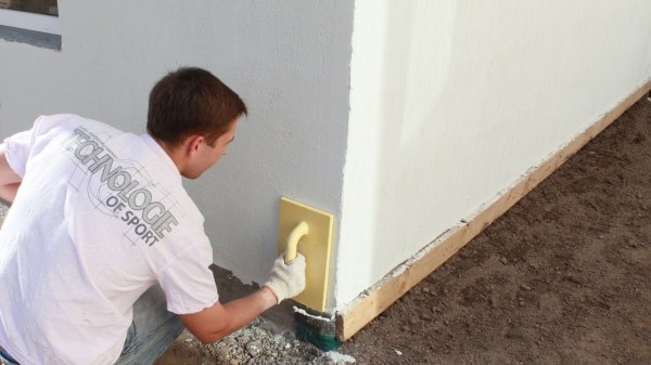 Do-it-yourself wall plastering with cement mortar