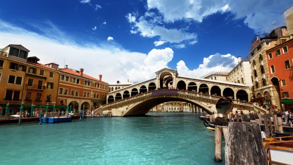 Wall mural overlooking the Rialto bridge in Venice