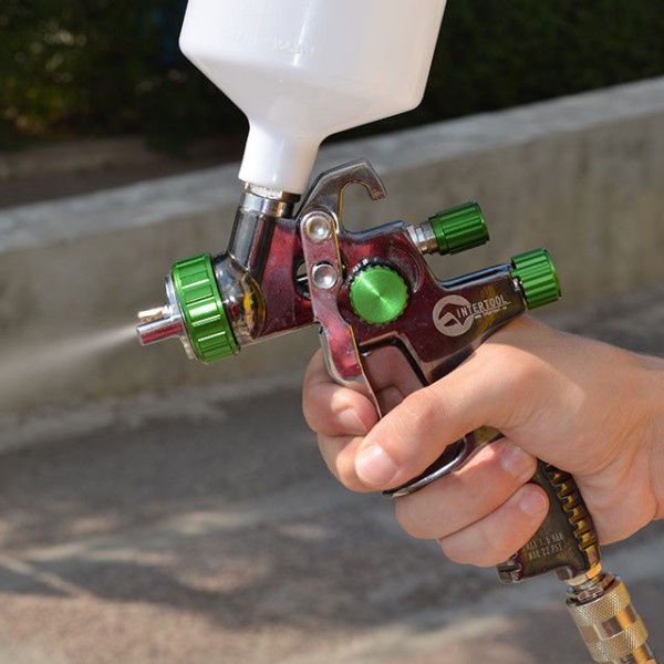 Pneumatic spray gun