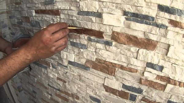 Painting gypsum stone with a brush