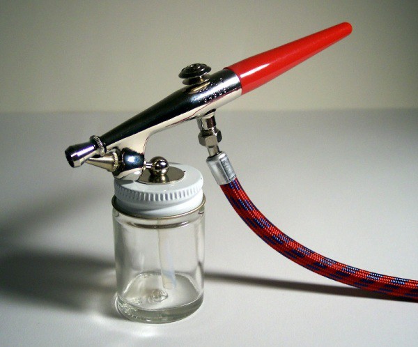 Airbrush type spray gun, for artwork