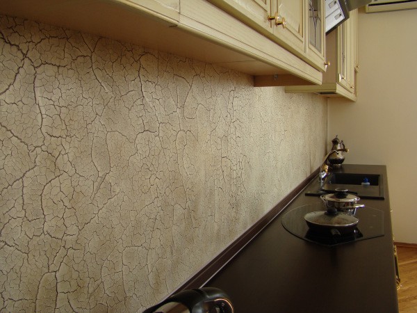 Cracked plaster: a trend in interior design