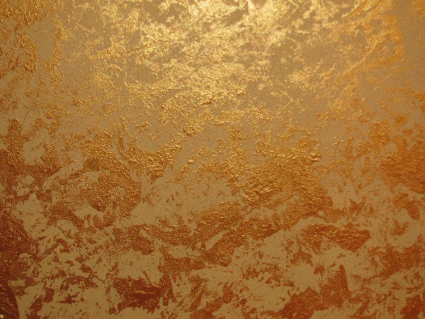 Gold coating of walls with decorative paint