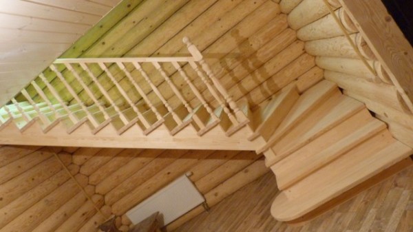 How to paint a wooden staircase in a house