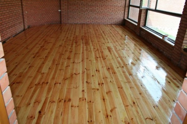 How to paint floors in a wooden house