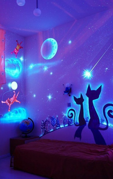 Fluorescent photo wallpaper depicting a fabulous night sky glowing in the dark