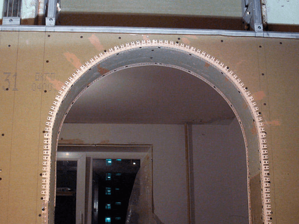 Photo of the decoration of the arch perforated corner