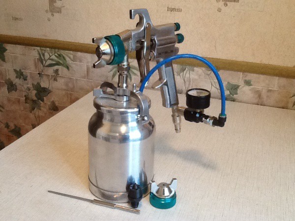 Pneumatic spray gun with separate pressure sensor in the system