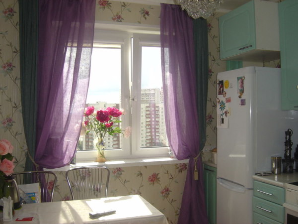 Green wallpapers and lilac curtains