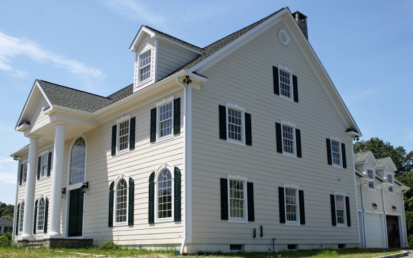 How to paint the facade of a wooden house