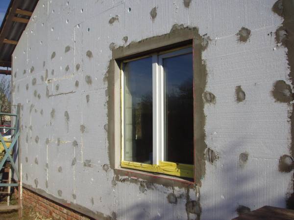 Facade insulated with polystyrene foam