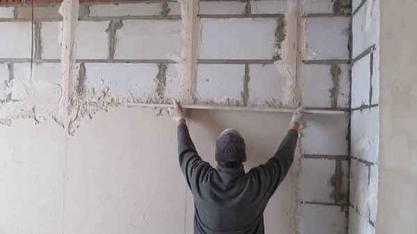 How to plaster a wall