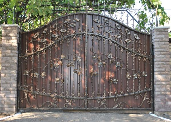 Forged gates covered with blacksmith paint do not lose a presentable appearance even after 10 years