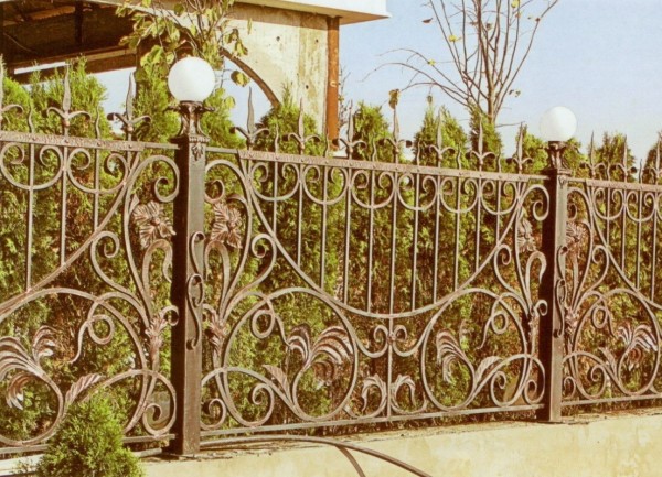 Metal fence with high quality paint