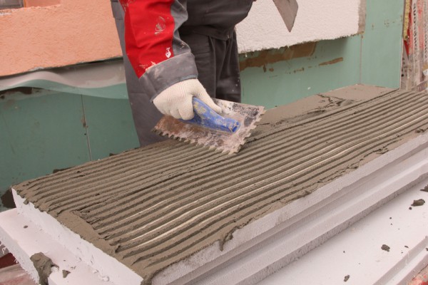 Glue application on the plate with a notched trowel