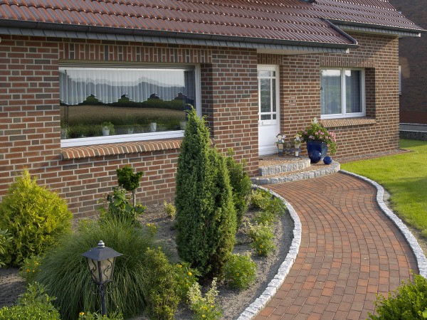 Facing the house with decorative tiles: imitation of brickwork