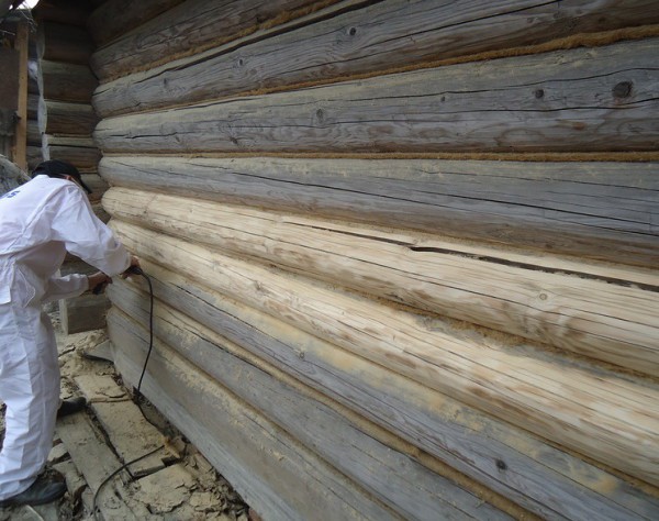 Cleaning log walls with a grinder