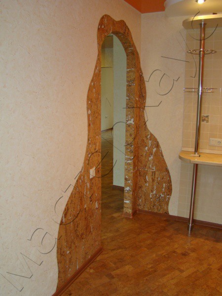 Doorway marked with a cork. An original and inexpensive design solution that will overpower even the most modest budget