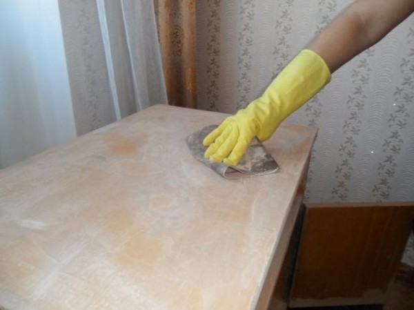 How to paint a table from chipboard and prepare the surface