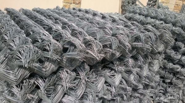 Metal mesh netting, wound in rolls of 15 linear meters