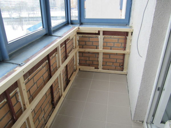 In the photo, the wooden crate on the loggia