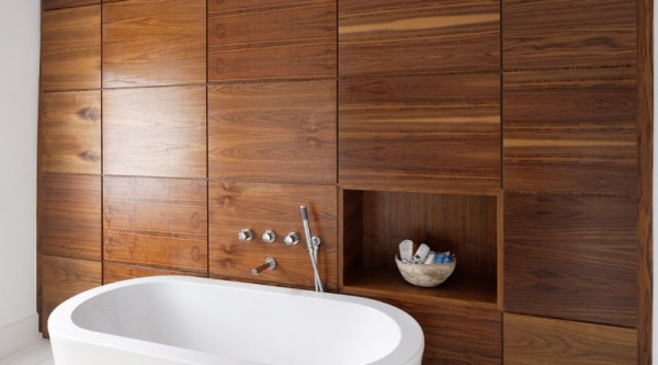 In the photo we see an example of how wood-based plastic panels are ideal for the bathroom, creating an atmosphere of warmth and comfort, as they are not afraid of moisture