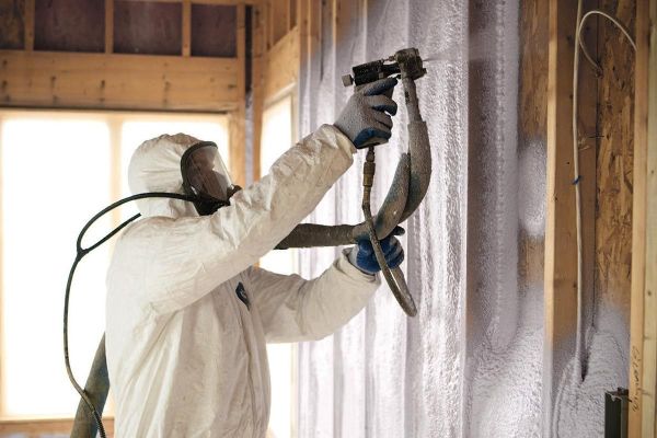 Application of polyurethane foam on the wall, by spraying