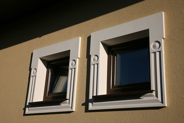 Facade decoration with mineral plaster