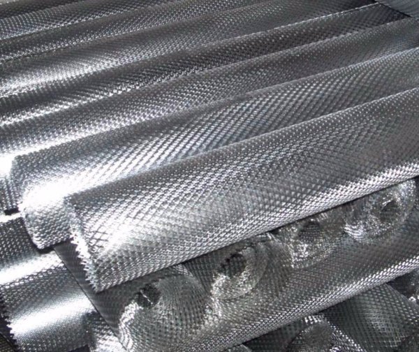 Galvanized mesh netting, which is easy to distinguish by the characteristic sheen of the protective coating